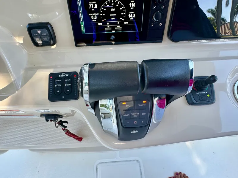 Slide: The Image of Boston Whaler 330 OUTRAGE 2021 - 27