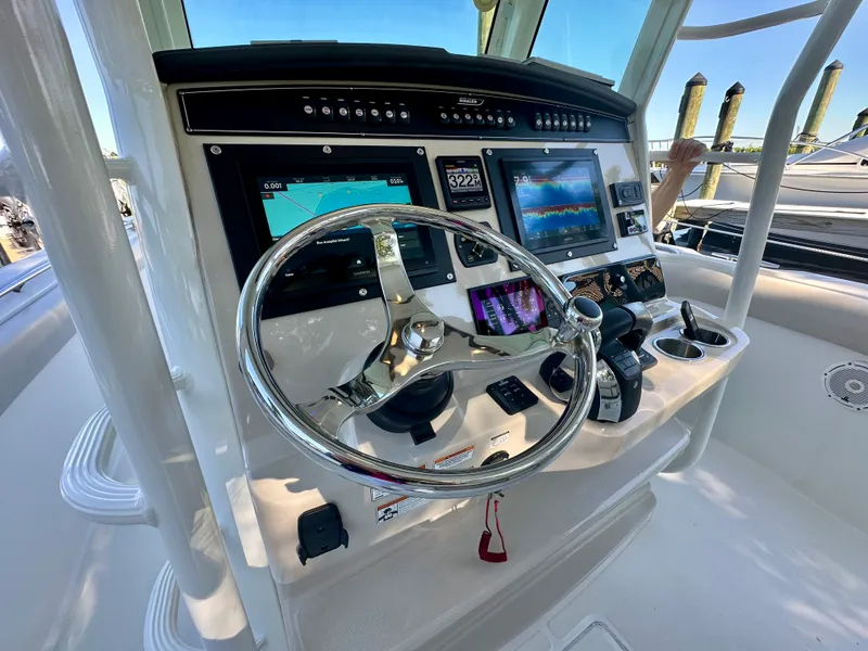 Slide: The Image of Boston Whaler 330 OUTRAGE 2021 - 25