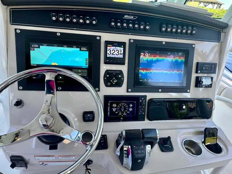 Slide: The Image of Boston Whaler 330 OUTRAGE 2021 - 22