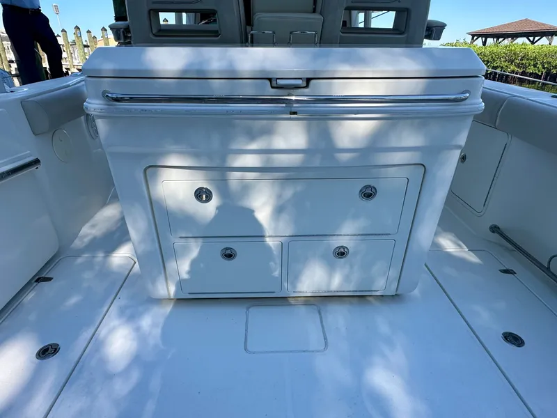 Slide: The Image of Boston Whaler 330 OUTRAGE 2021 - 13