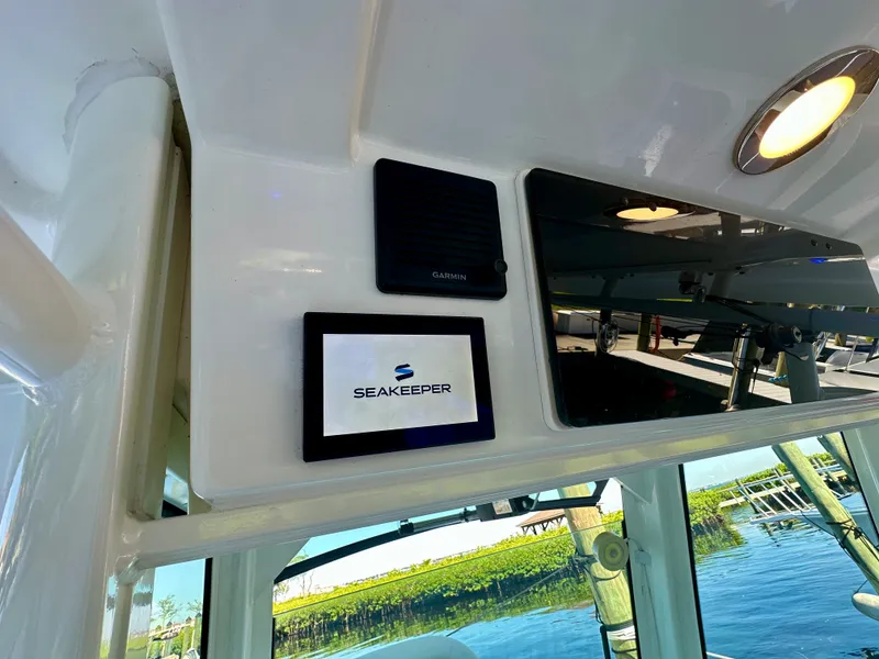 Slide: The Image of Boston Whaler 330 OUTRAGE 2021 - 29