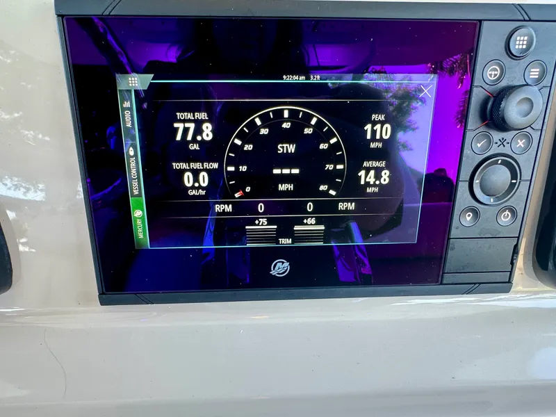 Slide: The Image of Boston Whaler 330 OUTRAGE 2021 - 23