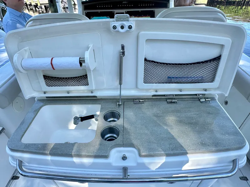 Slide: The Image of Boston Whaler 330 OUTRAGE 2021 - 14