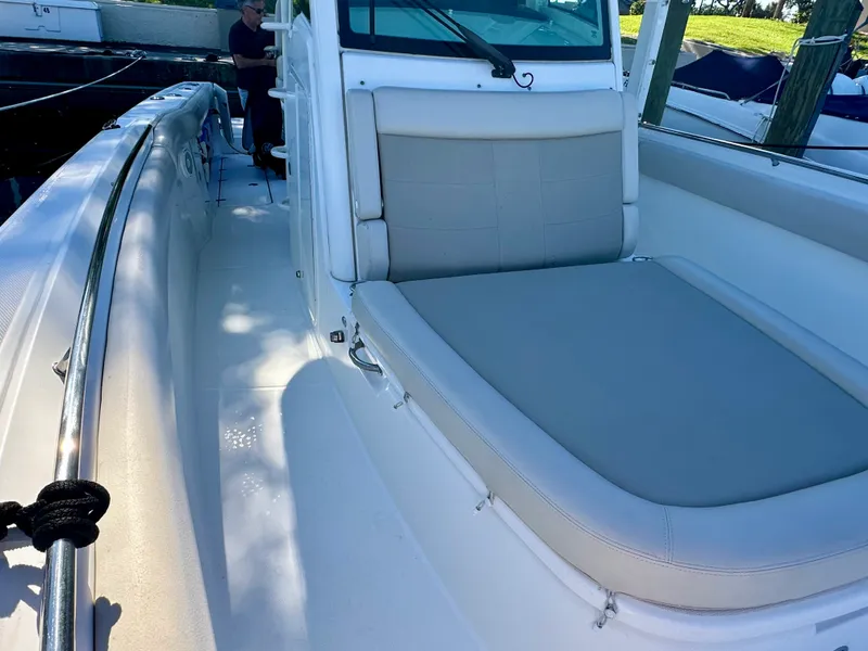 Slide: The Image of Boston Whaler 330 OUTRAGE 2021 - 38