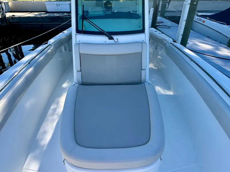 Slide: The Image of Boston Whaler 330 OUTRAGE 2021 - 33