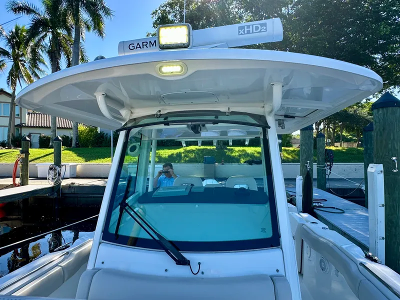 Slide: The Image of Boston Whaler 330 OUTRAGE 2021 - 39