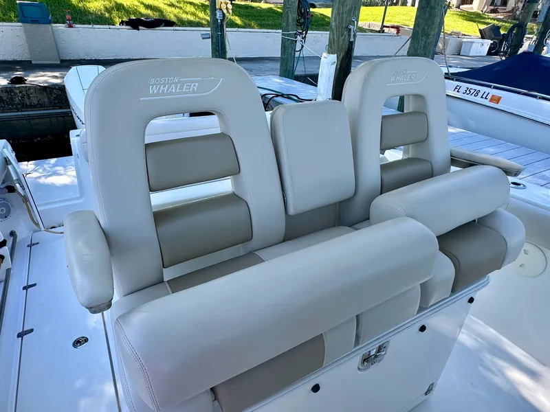 Slide: The Image of Boston Whaler 330 OUTRAGE 2021 - 17