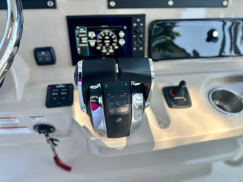 Slide: The Image of Boston Whaler 330 OUTRAGE 2021 - 28