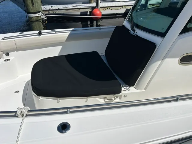 Slide: The Image of Boston Whaler 330 OUTRAGE 2021 - 51