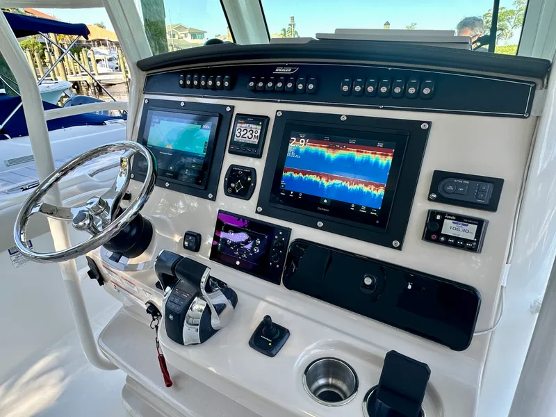 Slide: The Image of Boston Whaler 330 OUTRAGE 2021 - 21