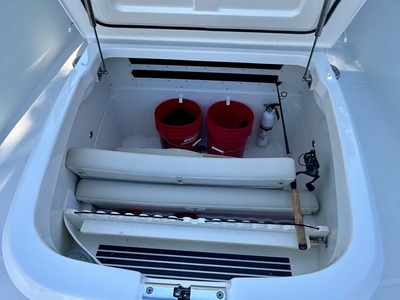 Slide: The Image of Boston Whaler 330 OUTRAGE 2021 - 35