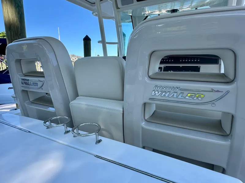 Slide: The Image of Boston Whaler 330 OUTRAGE 2021 - 16