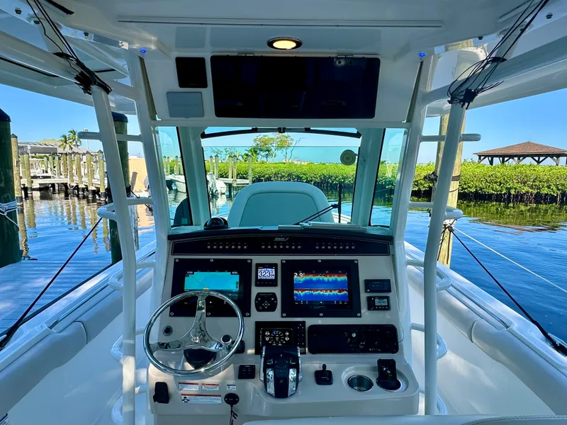 Slide: The Image of Boston Whaler 330 OUTRAGE 2021 - 19
