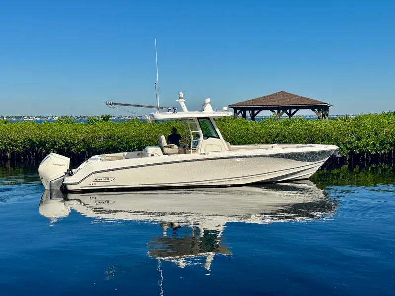 Slide: The Image of Boston Whaler 330 OUTRAGE 2021 - 49