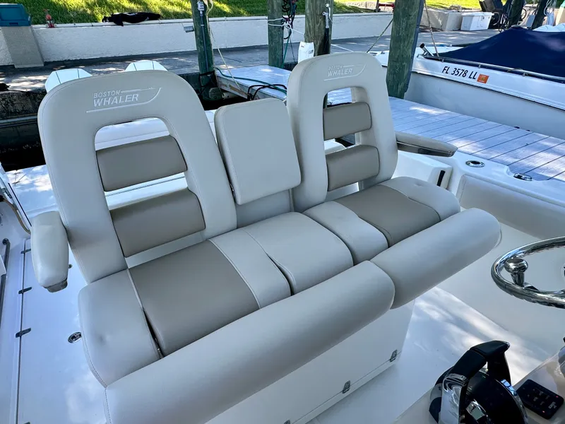 Slide: The Image of Boston Whaler 330 OUTRAGE 2021 - 18