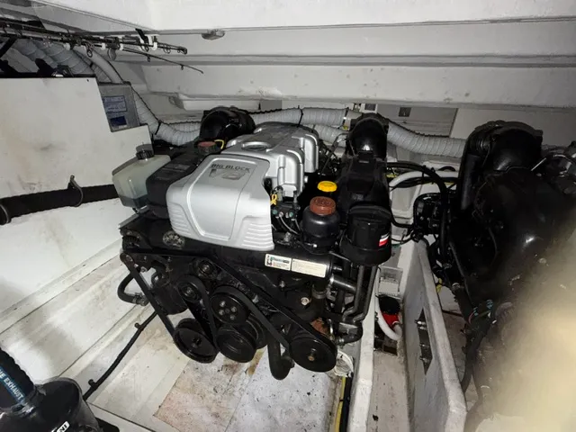 Slide: The Image of Cruisers 39 EXPRESS COUPE 2018 - 27