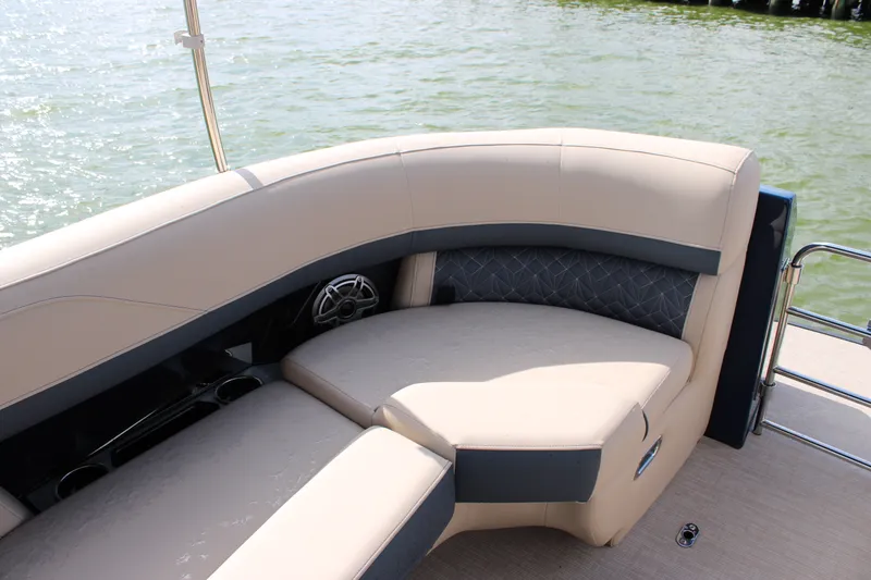 Slide: The Image of Harris Grand Mariner 230 2027 - 9
