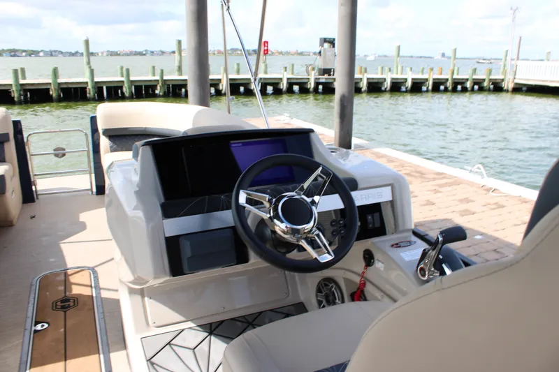 Slide: The Image of Harris Grand Mariner 230 2027 - 23