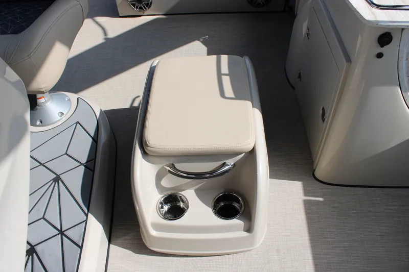 Slide: The Image of Harris Grand Mariner 230 2027 - 14