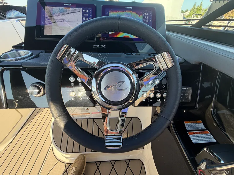 Slide: The Image of Sea Ray SLX 280 Outboard 2027 - 33