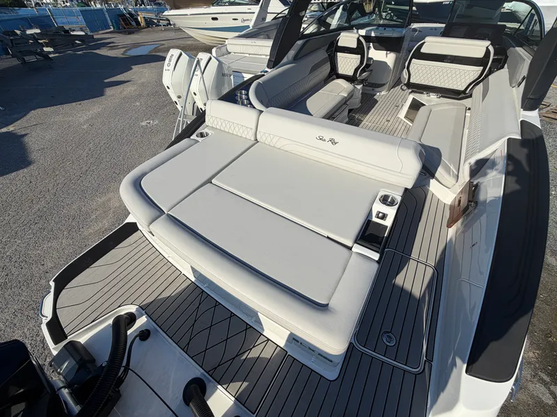 Slide: The Image of Sea Ray SLX 280 Outboard 2027 - 8