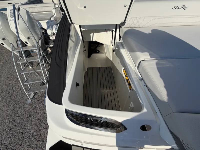 Slide: The Image of Sea Ray SLX 280 Outboard 2027 - 10
