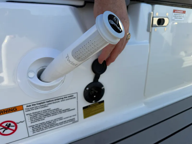 Slide: The Image of Sea Ray SLX 280 Outboard 2027 - 12