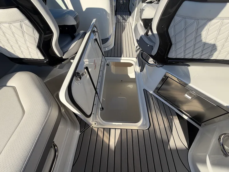 Slide: The Image of Sea Ray SLX 280 Outboard 2027 - 23