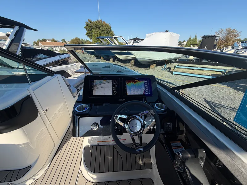 Slide: The Image of Sea Ray SLX 280 Outboard 2027 - 31