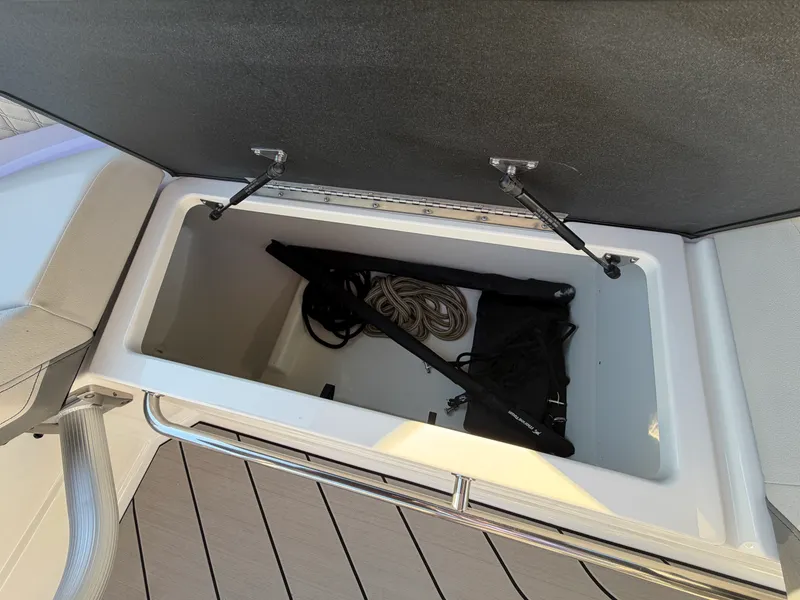 Slide: The Image of Sea Ray SLX 280 Outboard 2027 - 16