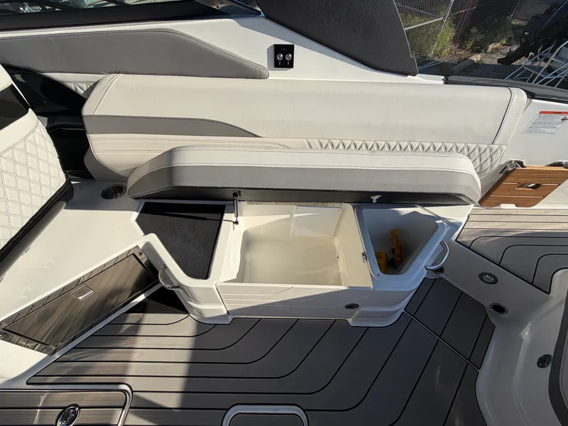 Slide: The Image of Sea Ray SLX 280 Outboard 2027 - 17