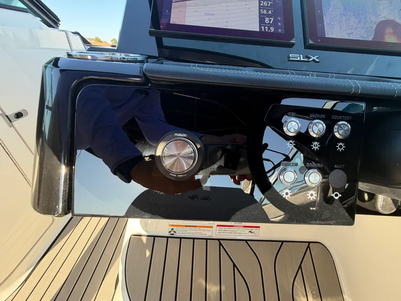 Slide: The Image of Sea Ray SLX 280 Outboard 2027 - 34
