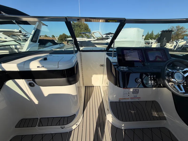 Slide: The Image of Sea Ray SLX 280 Outboard 2027 - 25