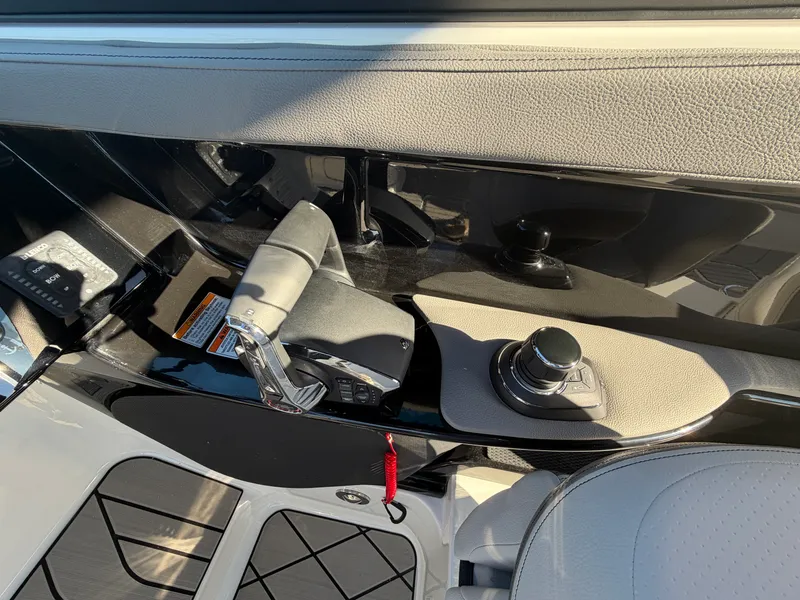 Slide: The Image of Sea Ray SLX 280 Outboard 2027 - 35