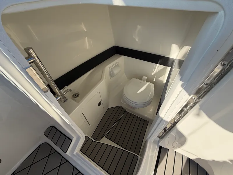 Slide: The Image of Sea Ray SLX 280 Outboard 2027 - 43