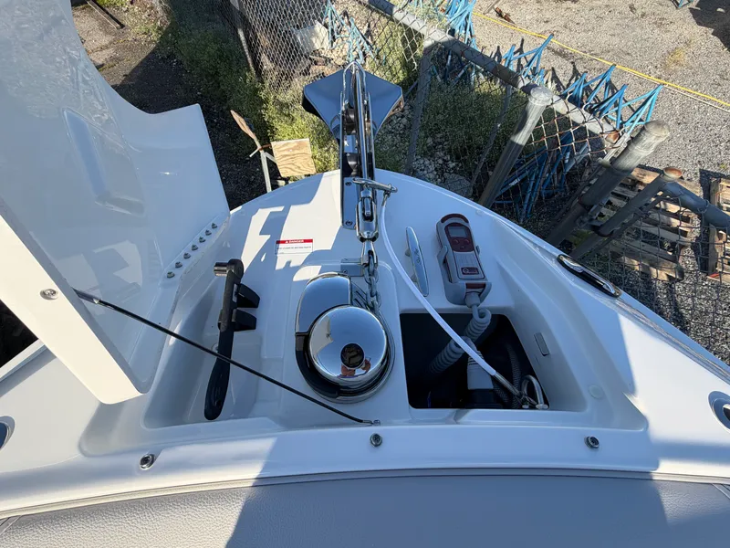 Slide: The Image of Sea Ray SLX 280 Outboard 2027 - 40