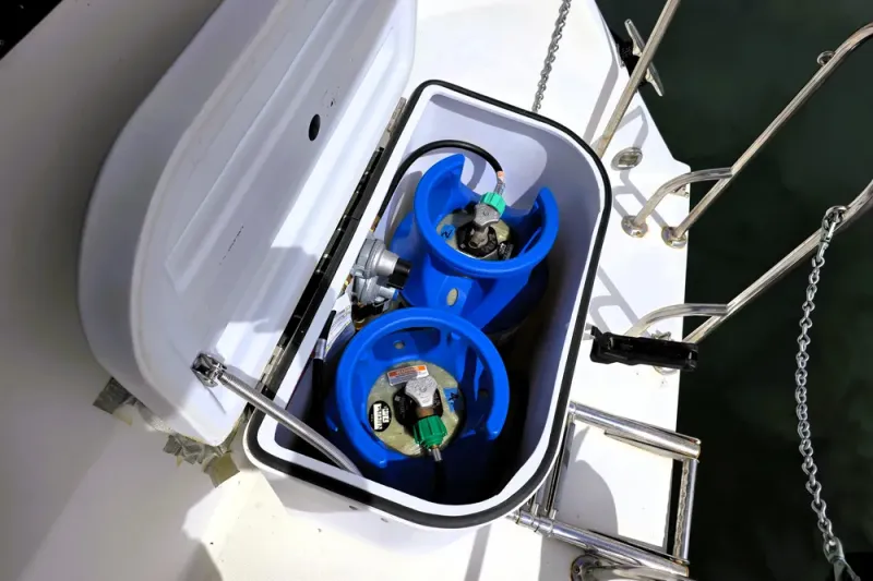 Slide: The Image of Blue Water 5900 Coastal Cruiser 1991 - 34