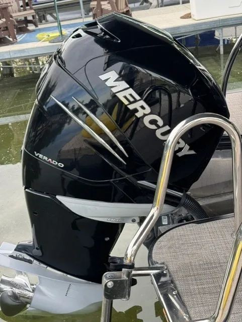 Slide: The Image of Barletta L25UCA TRITOON 2021 - 22