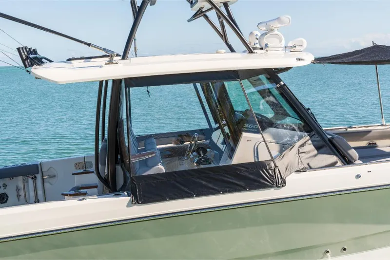Slide: The Image of Boston Whaler 360 Outrage 2026 - 150