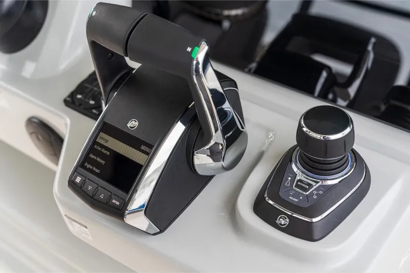 Slide: The Image of Boston Whaler 360 Outrage 2026 - 10