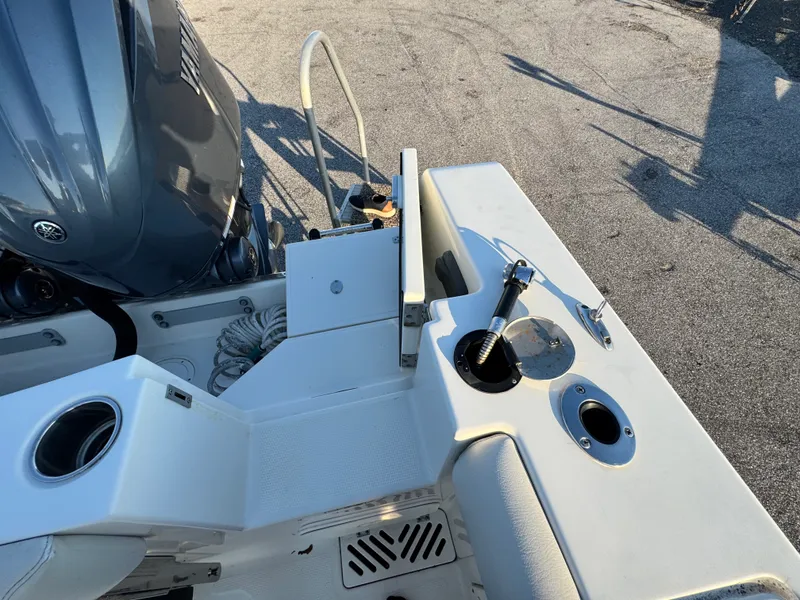 Slide: The Image of Sailfish 320 CC 2022 - 11