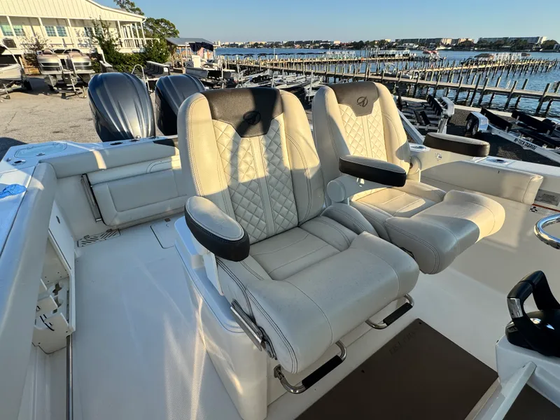 Slide: The Image of Sailfish 320 CC 2022 - 17
