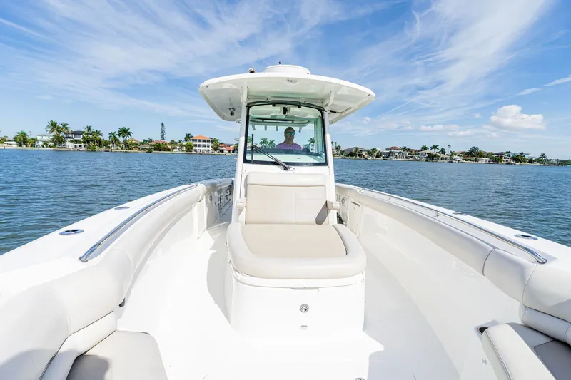 Slide: The Image of Boston Whaler 330 OUTRAGE 2022 - 14