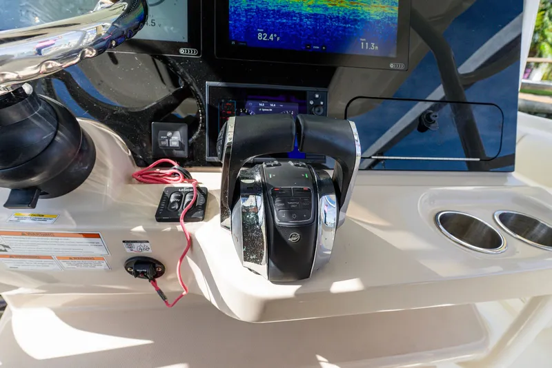 Slide: The Image of Boston Whaler 330 OUTRAGE 2022 - 12