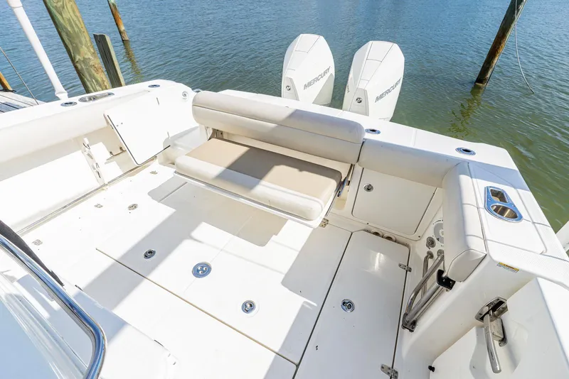 Slide: The Image of Boston Whaler 330 OUTRAGE 2022 - 16