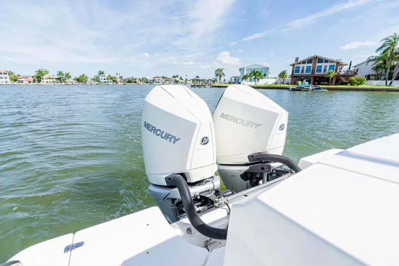Slide: The Image of Boston Whaler 330 OUTRAGE 2022 - 19