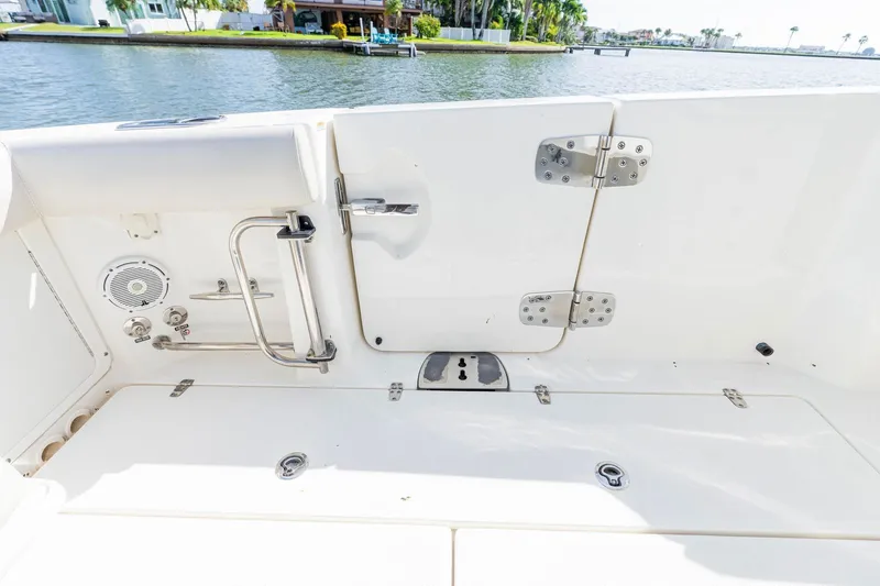 Slide: The Image of Boston Whaler 330 OUTRAGE 2022 - 17