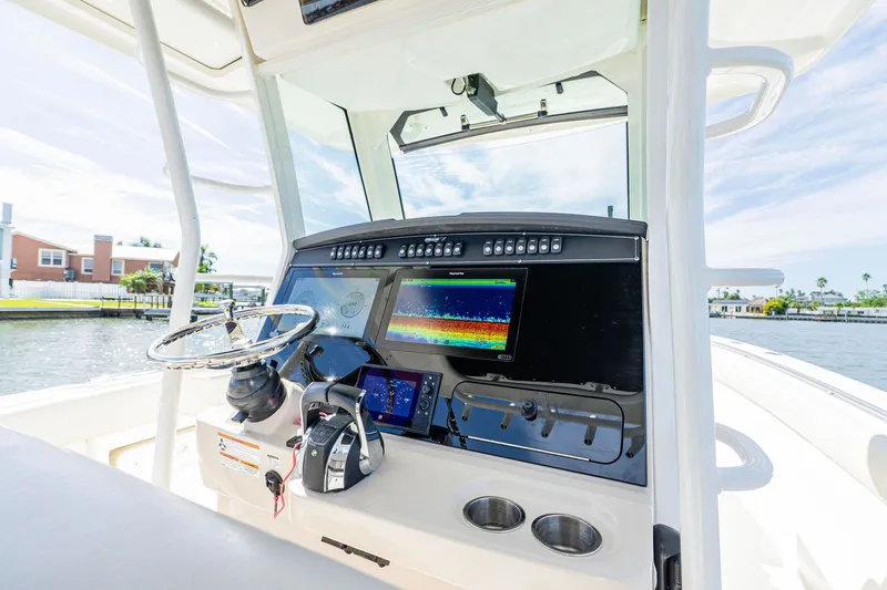 Slide: The Image of Boston Whaler 330 OUTRAGE 2022 - 10
