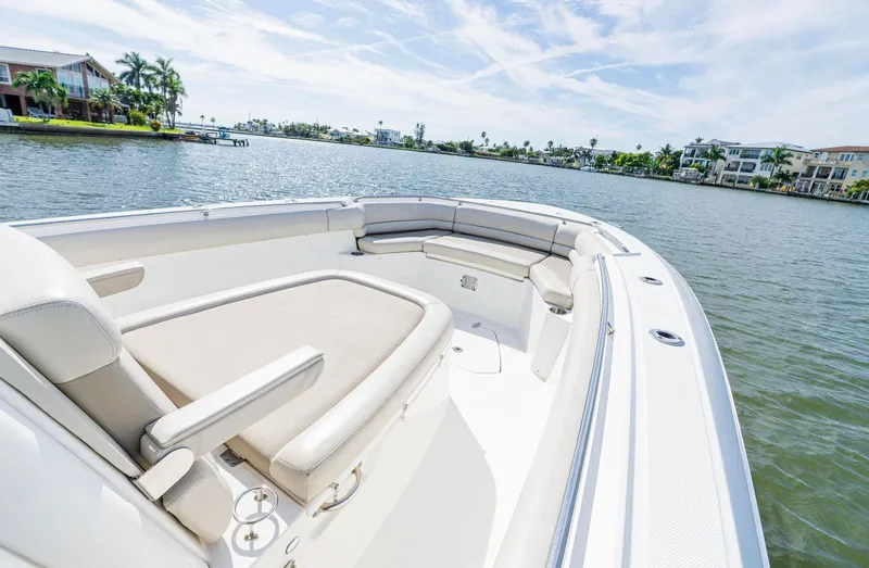 Slide: The Image of Boston Whaler 330 OUTRAGE 2022 - 13