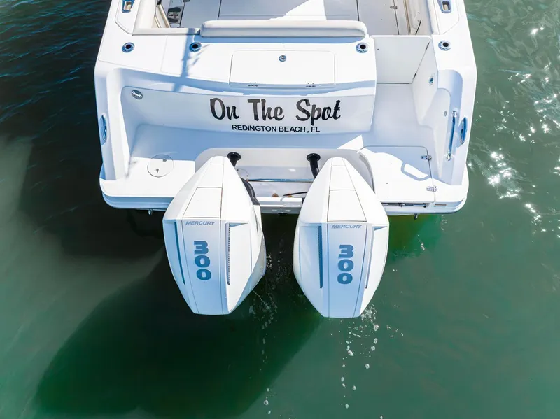 Slide: The Image of Boston Whaler 330 OUTRAGE 2022 - 9